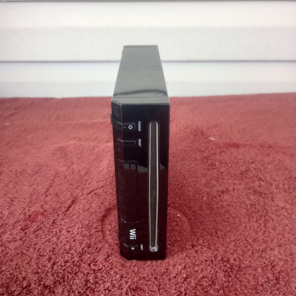 Wii Black Console with New Super Mario Brothers Wii and Music CD - Picture 8 of 14